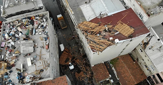 Çatılar uçtu, eşyalar ortalıkta kaldı