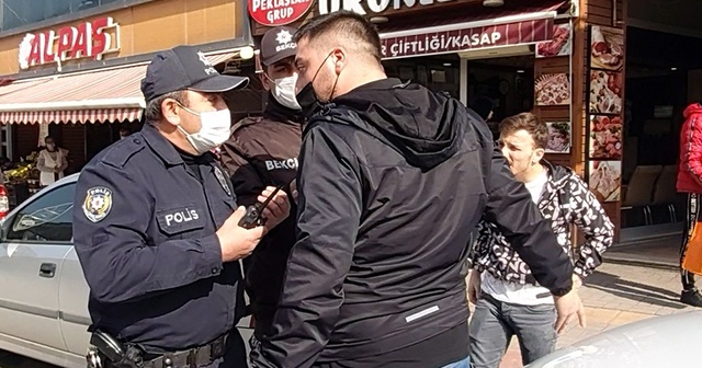 Ceza yazılınca polisin üzerine yürüyerek bağırdı