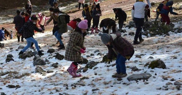 Çocuklar hem oynadı hem çevre temizliği yaptı