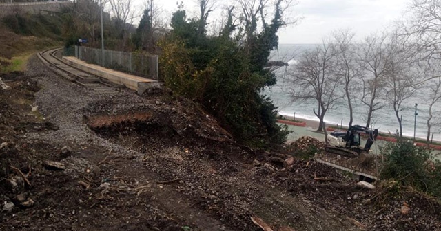 Çöken tren yolda tamir etme çalışmaları başladı