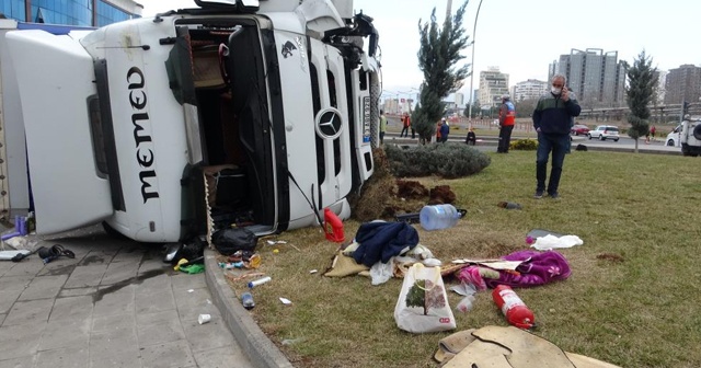 Diyarbakır’da tır devrildi, karayolu ulaşıma kapandı