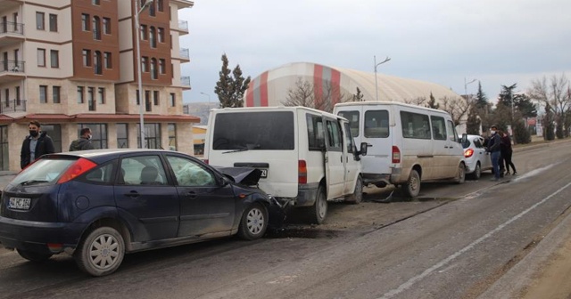 Elazığ’da zincirleme trafik kazası: 4 yaralı