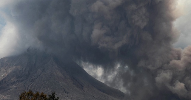 Endonezya&#039;da Sinabung Yanardağı&#039;nda patlama