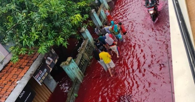 Endonezya’da sokaklar kırmızıya büründü