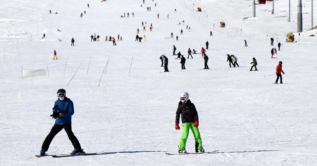 Erciyes'te pistler kayakseverlerle doldu