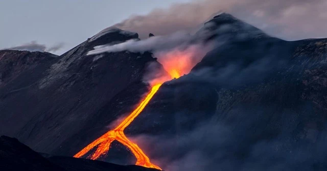 Etna Yanardağı yeniden faaliyete geçti