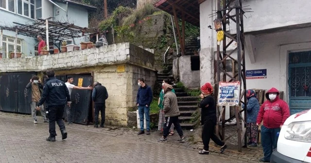 Freni patlayan motosiklet evin garajına çarparak durabildi