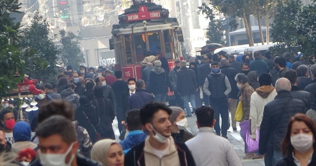 Güneşi gören Taksim&#039;e akın etti, sosyal mesafe unutuldu