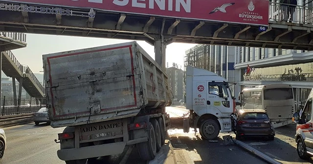 Hafriyat kamyonu iki araca çarptı
