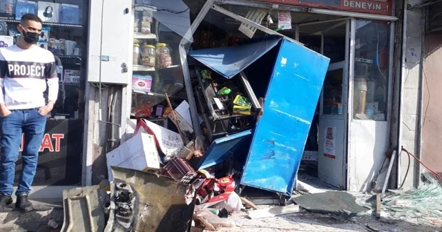Halk otobüsü iş yerine daldı: 1 ölü, 1 yaralı
