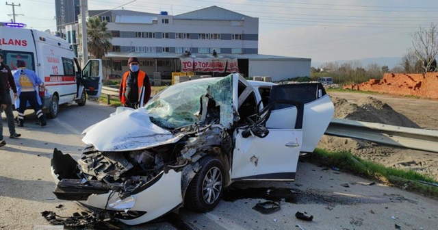 Hurdaya dönen otomobilden sağ çıktılar