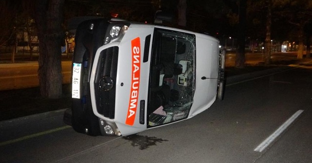 Isparta’da otomobil ile ambulans çarpıştı: 2 yaralı