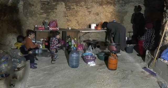 İsrail güçleri engelledi, Filistinli aile mağarayı eve çevirdi