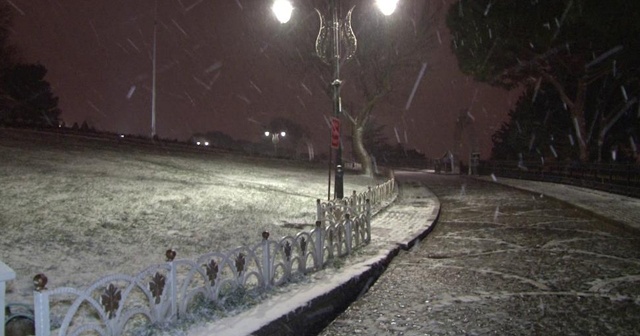 İstanbul&#039;da kar yağışı gece boyunca devam etti