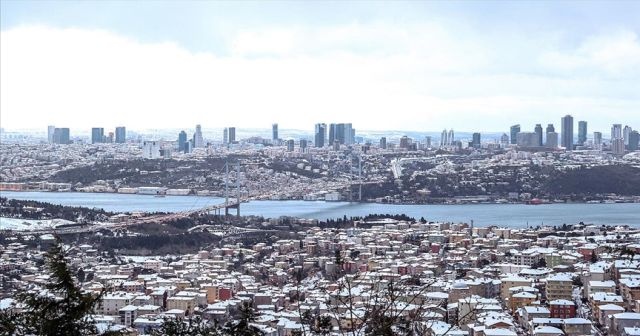 İstanbul&#039;da kar yağışı sürüyor