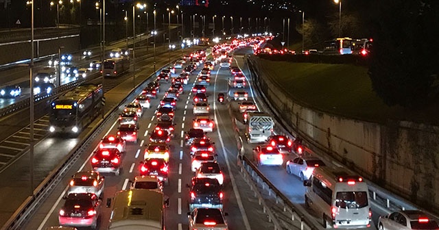 İstanbul&#039;da kısıtlama sonrası trafik yoğunluğu