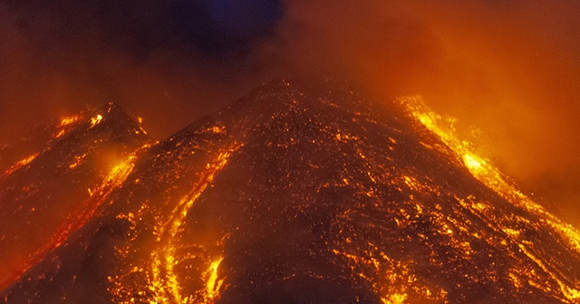 İtalya&#039;da Etna yanardağı yeniden faaliyete geçti