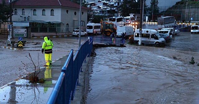 İzmir&#039;i sel vurdu