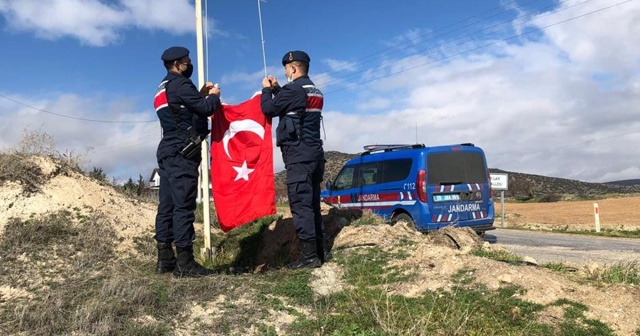 Jandarmanın bayrak hassasiyeti duygulandırdı