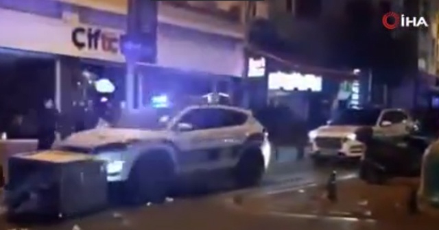 Kadıköy&#039;de polis aracını taşlayan 5 kişi yakalandı