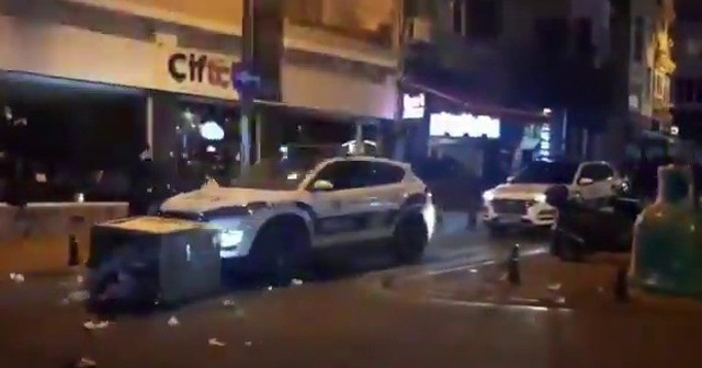 Kadıköy'de polis araçlarına böyle saldırdılar