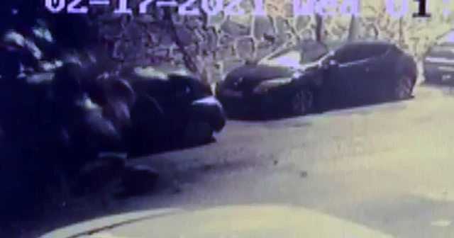 Kağıthane'de istinat duvarı araçların üzerine çöktü
