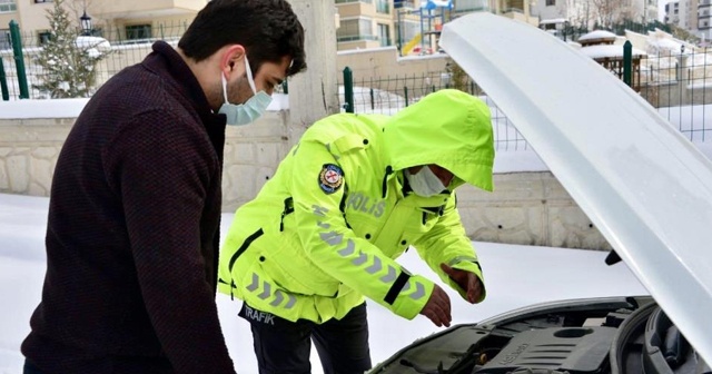 Kahraman Türk polisi! Karlı yollarda vatandaşın yardımına koştu