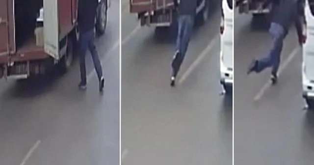Kamyonetin açık kapısı yayaya çarptı