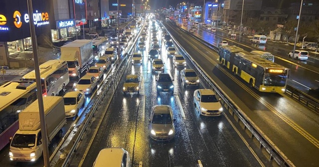 Kar Avcılar’da trafiği durma noktasına getirdi