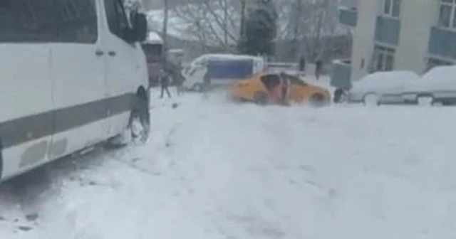 Karda kayan taksiden atlayan yolcu kamerada