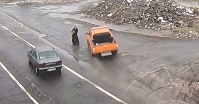 Kaza anları kamerada, yol kenarındaki kadın son anda kurtuldu