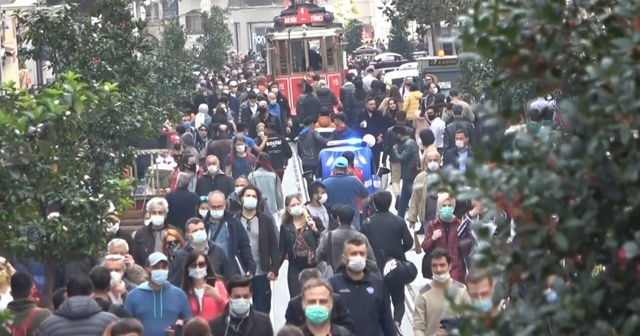 Kısıtlama sonrası İstiklal Caddesi&#039;nde tedirgin eden yoğunluk