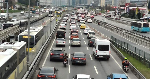 Kısıtlamaya saatler kala İstanbul’da trafik yoğunluğu arttı