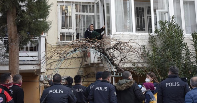 Klima motorunun üzerine çıkan yaşlı kadın polisi alarma geçirdi