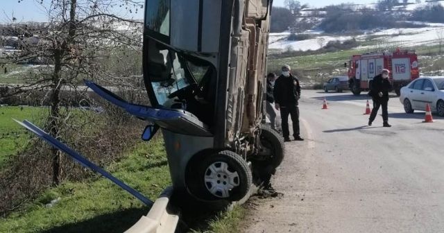 Kocaeli&#039;de bariyere çarparak dik duran otomobilin sürücüsü yaralandı