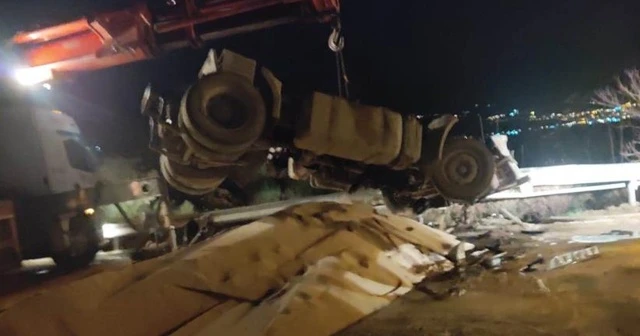 Kontrolden çıkan tır vinçe çarptı: 1 ölü