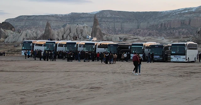 Koronavirüsü yok sayıp halay çekip, oyun oynadılar