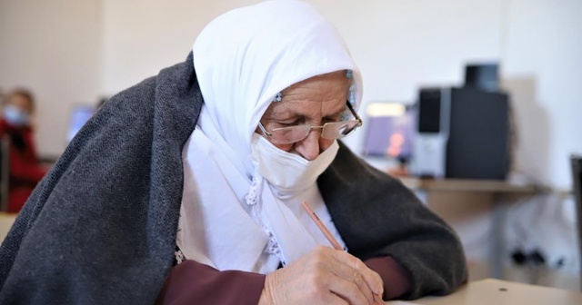 Kur’an-ı Kerim okumak için 70 yaşında okuma yazma öğreniyor
