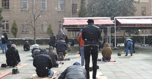 Lapa lapa yağan kar altında cuma namazı kıldılar