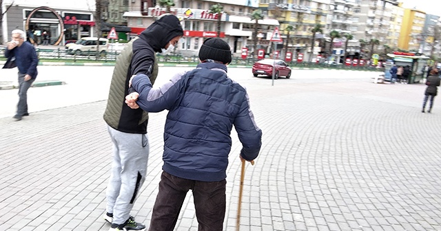 Lodosta uçmamak için birbirlerine tutundular