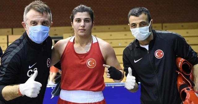 Macaristan'da iki mili boksör finale kaldı