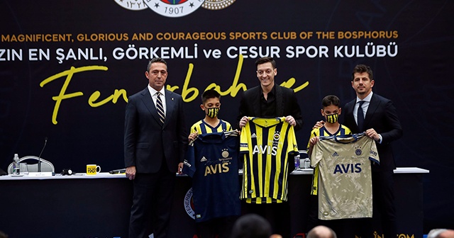 Mesut Özil imzalı çubuklu forma rekor kırdı