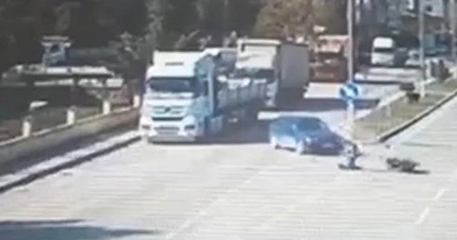 Motosiklet ile otomobilin çarpıştığı kaza kamerada