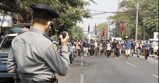 Myanmar&#039;da darbe karşıtı protestolar 2. gününde devam etti