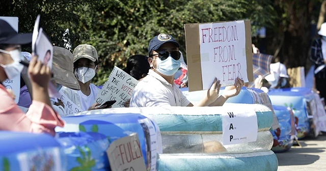 Myanmar'da darbeye karşı "kostümlü" protesto