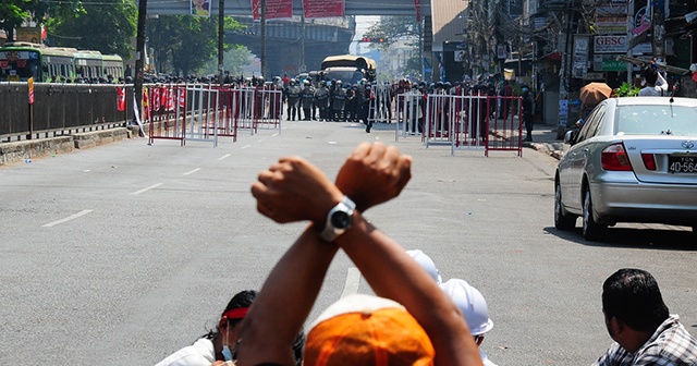 Myanmar&#039;da protestoculara ateş açıldı