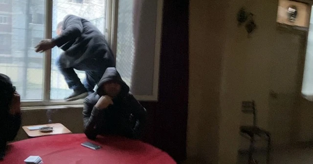 Okey masasında yakalandı, camdan atlayarak kaçtı