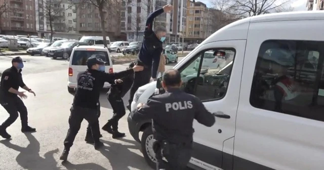 Öldürülen kadının yakını, sanıkları taşıyan cezaevi aracına uçtu