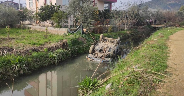 Otomobil su kanalına düştü, baba ile kızı yaralandı