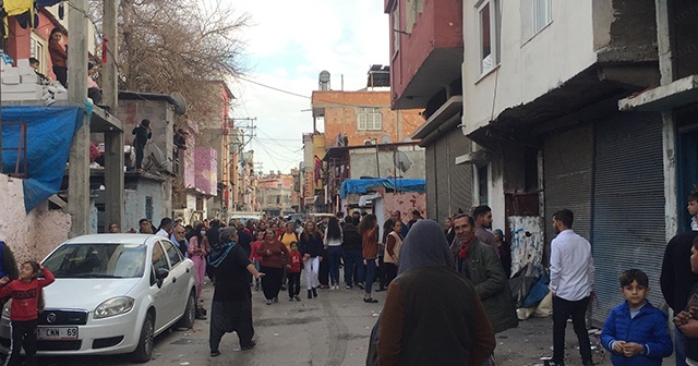 Pandemiye rağmen sokakta yapılan düğüne polis baskınıyla sona erdi